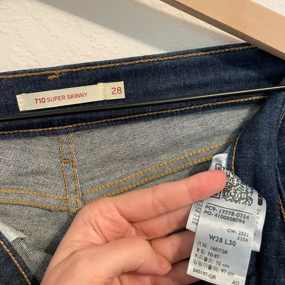 Levi's Dark Indigo Women's Skinny Jeans - Picture 3 of 4